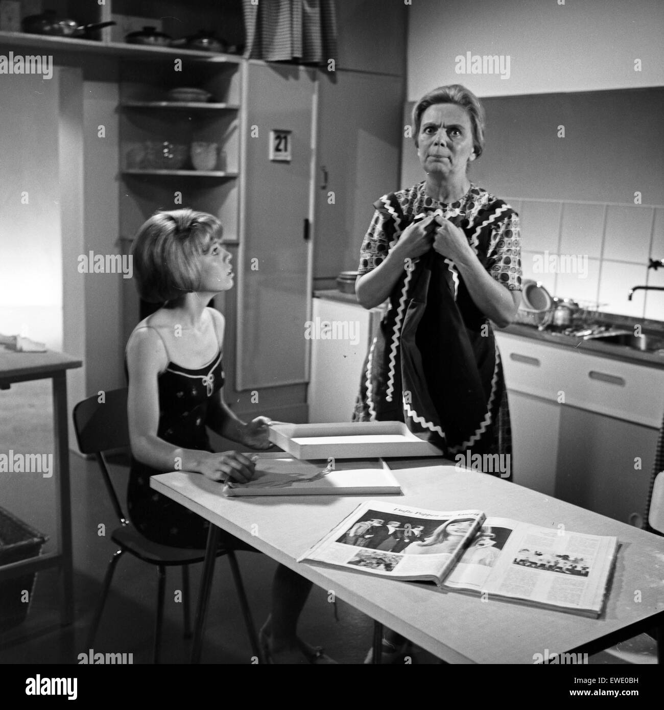 Volksschauspielerin Hamburger Heidi Kabel mit ihrer Tochter Heidi Mahler, Deutschland 1960 er Jahre. Actrices allemandes Heidi Kabel et Heidi Mahler, l'Allemagne des années 1960. Banque D'Images