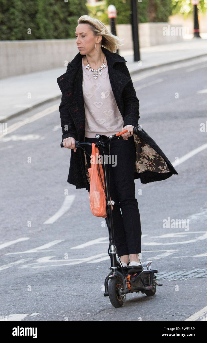 Femme commuter sur scooter électrique Banque D'Images