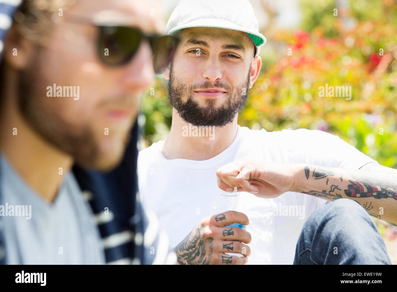 Portrait de deux jeunes hommes portant des lunettes de soleil Banque D'Images