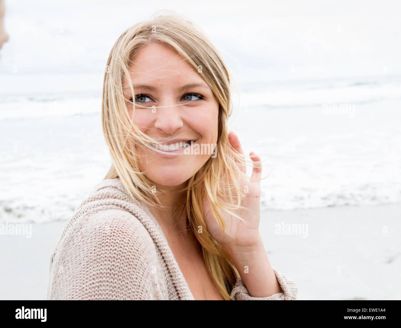 Portrait of a smiling young woman on a beach Banque D'Images