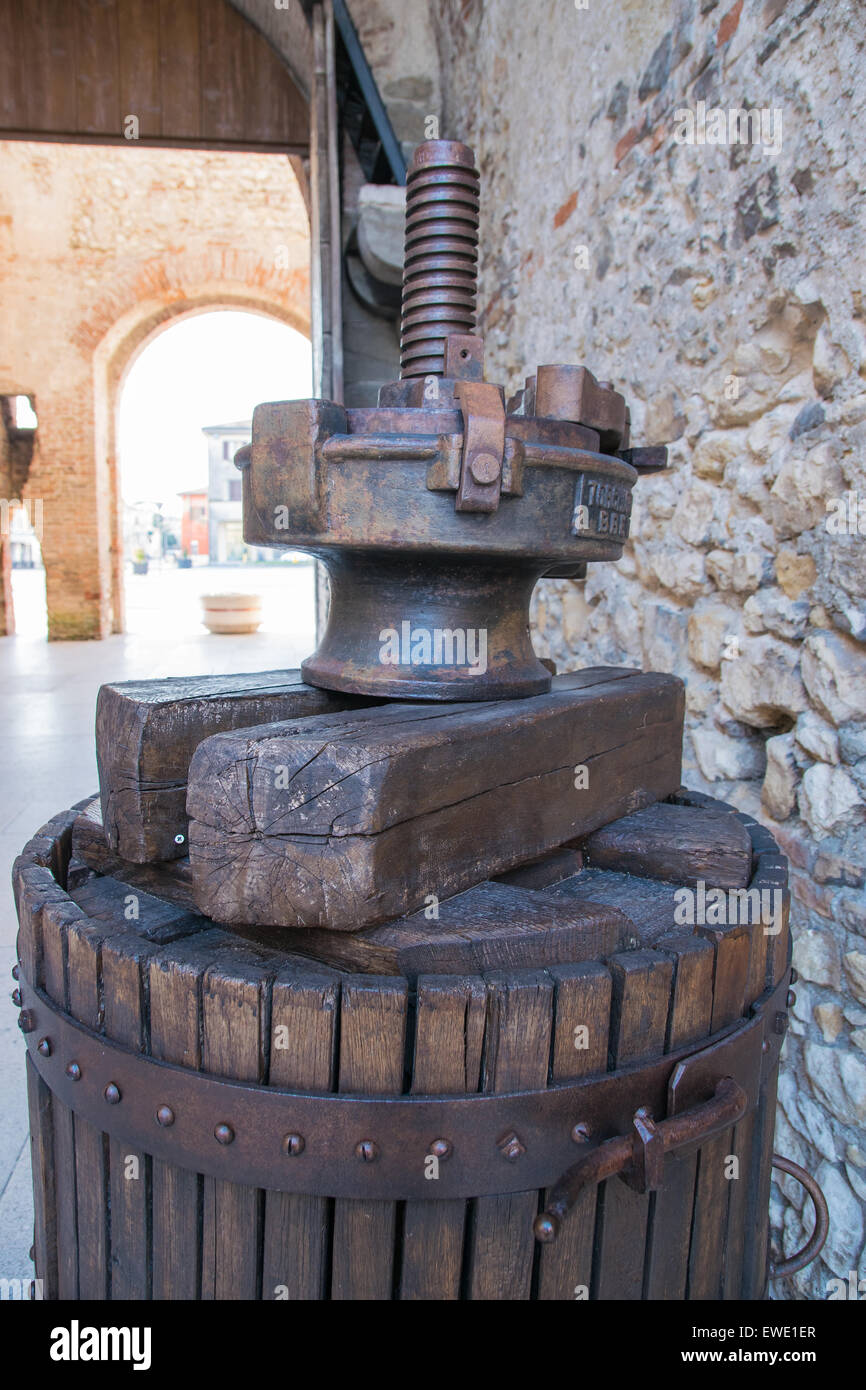 Presse manuelle en bois utilisés pour appuyer sur les raisins et faire du vin en Italie Banque D'Images