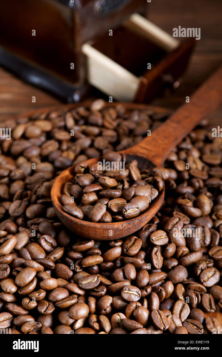 Grinder et les grains de café avec une cuillère en bois Banque D'Images