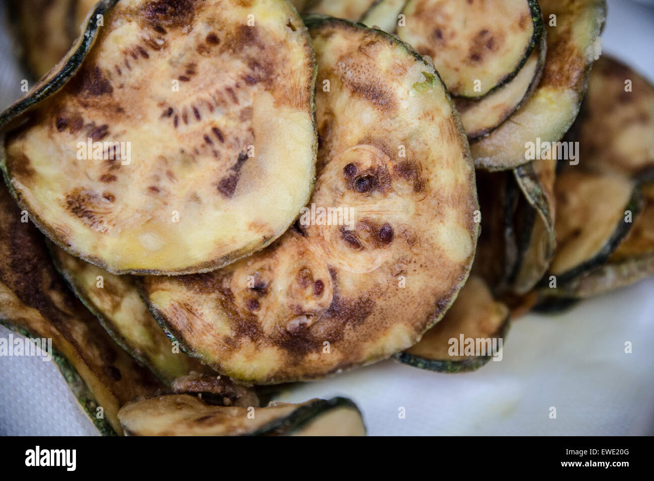 Poêlée de courgettes laissés à sécher sur du papier absorbant Banque D'Images