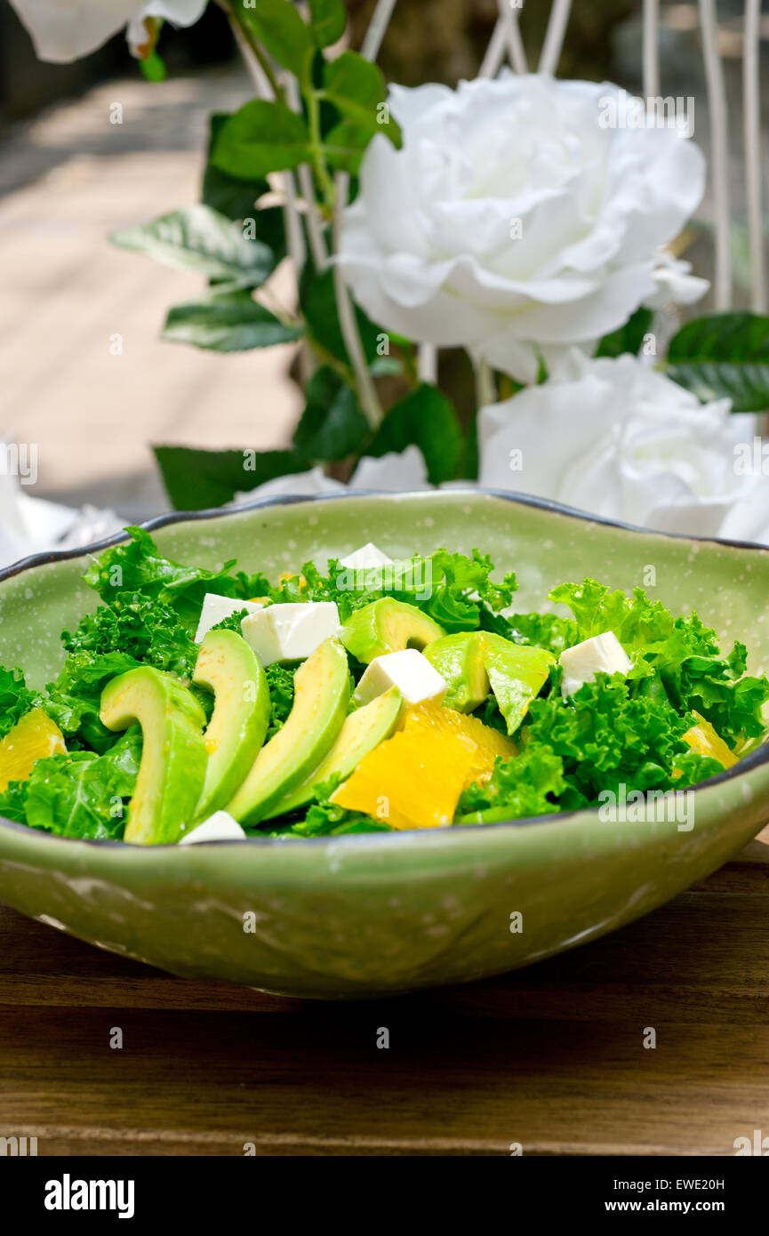 Salade d'orange frais avec la pâte et le fromage feta Banque D'Images