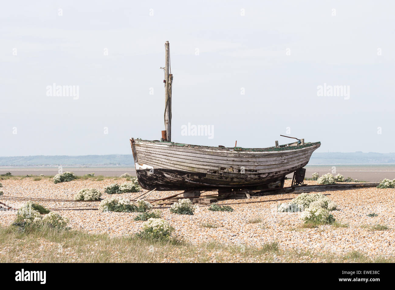 Un bateau de pêche abandonnés à Lydd sur Mer, Kent, Angleterre Banque D'Images