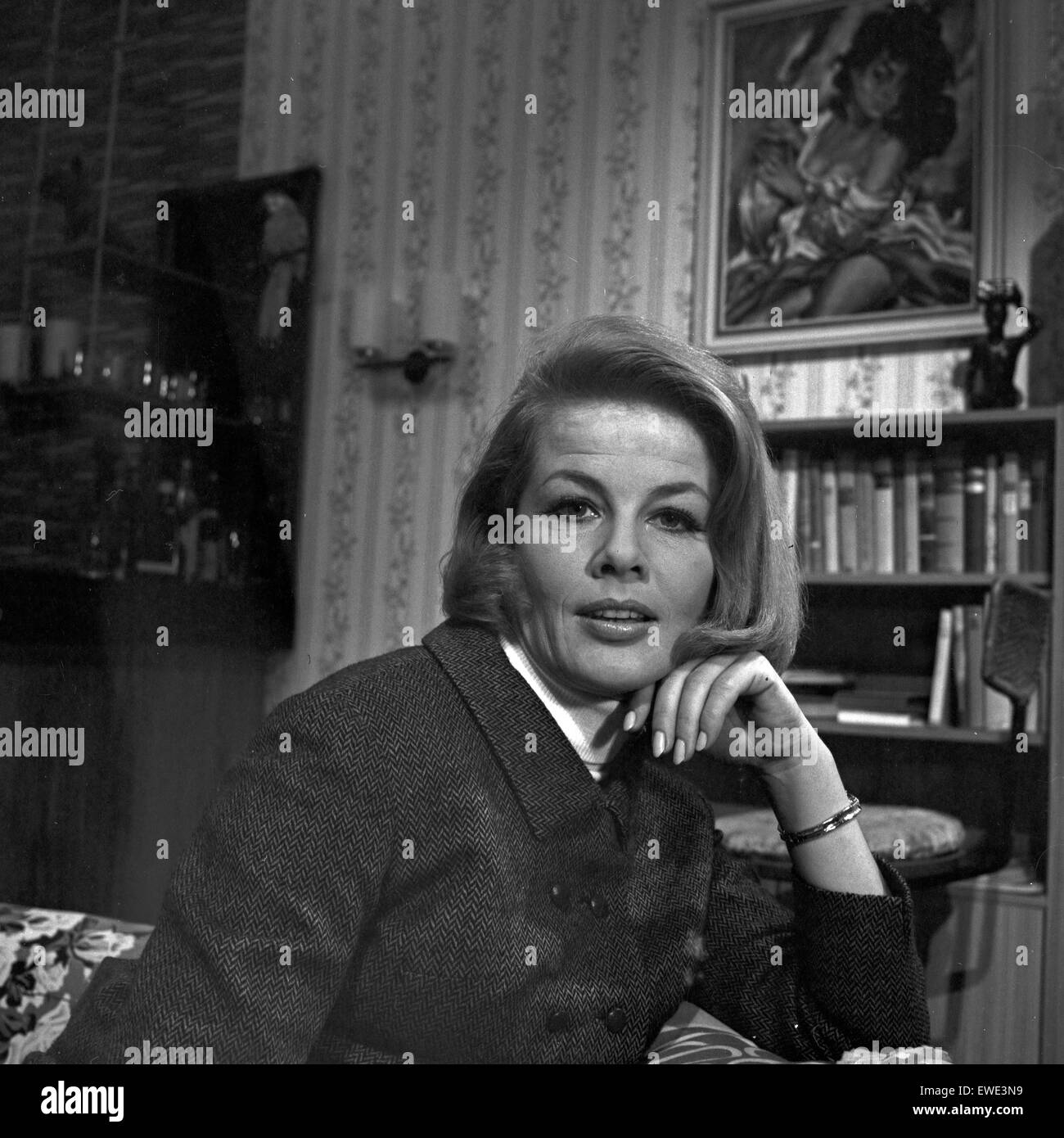 Deutsche Schauspielerin Sabine Bethmann dans der ZDF Krimiserie Falaise "Dexter", Deutschland 1960 er Jahre. L'actrice allemande Sabine Bethmann dans la série TV 'crime', Dexter Falaise l'Allemagne des années 1960. Banque D'Images