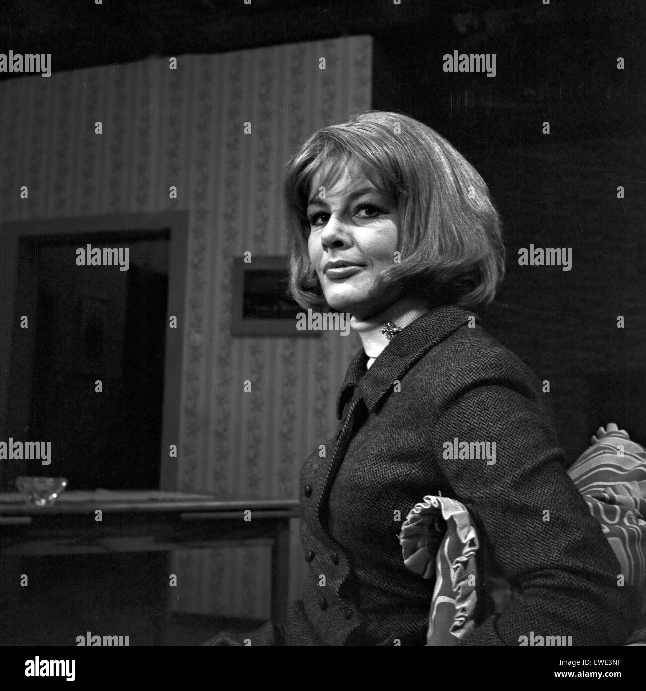 Deutsche Schauspielerin Sabine Bethmann dans der ZDF Krimiserie Falaise  "Dexter", Deutschland 1960 er Jahre. L'actrice allemande Sabine Bethmann  dans la série TV 'crime', Dexter Falaise l'Allemagne des années 1960 Photo  Stock -