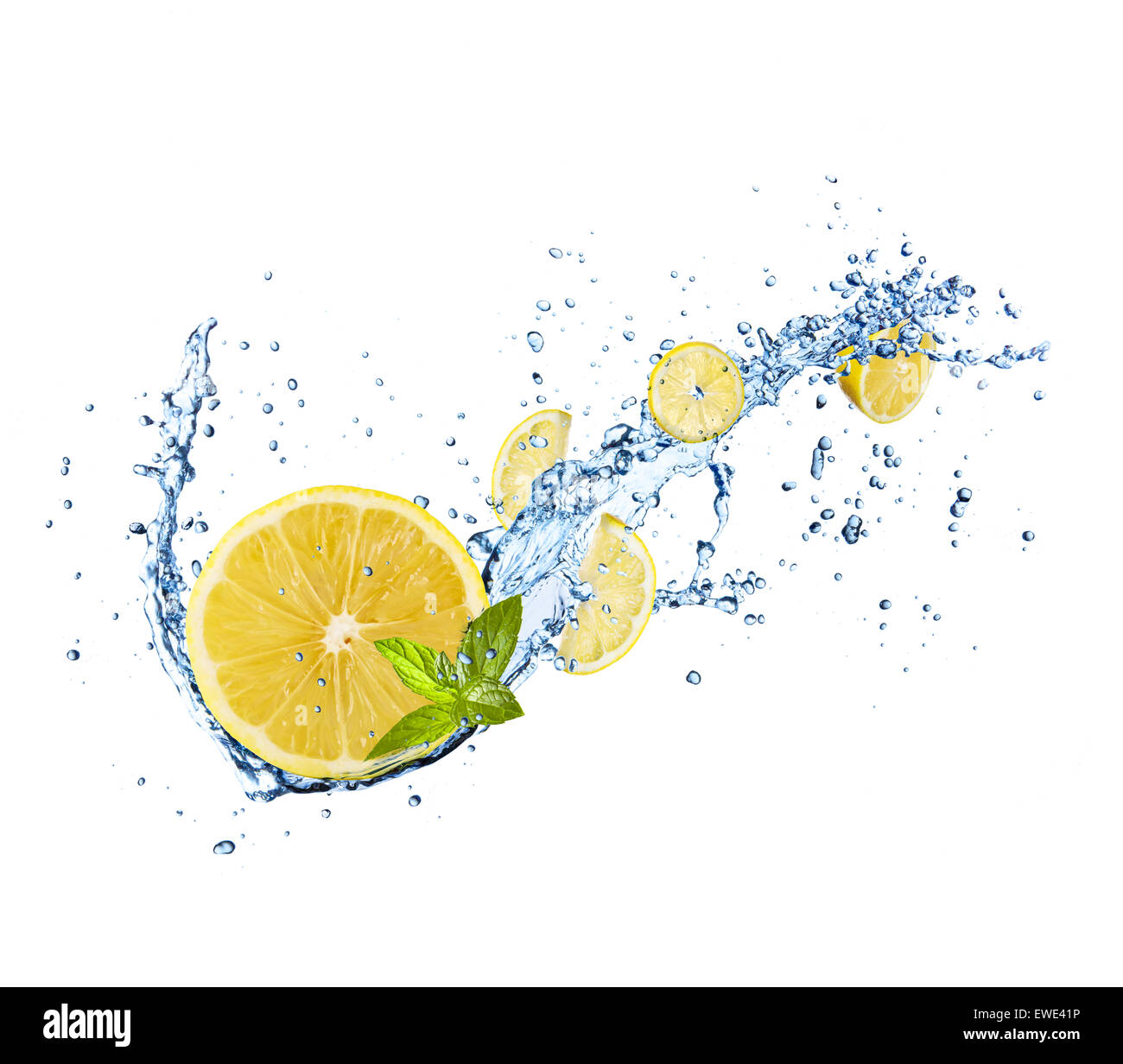 Citrons frais avec de l'eau splash, isolé sur fond blanc Banque D'Images