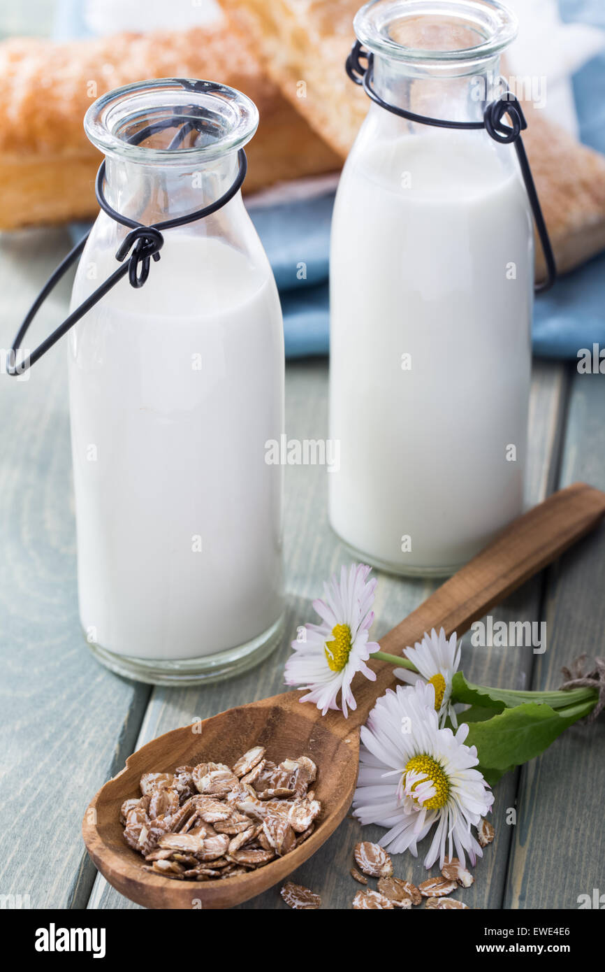 La lumière de l'été petit-déjeuner avec du lait à l'extérieur Banque D'Images