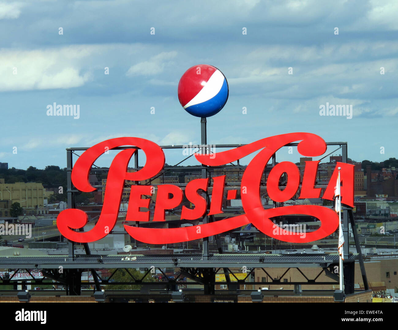 Pepsi Cola vintage rouge signe avec logo rond. Banque D'Images