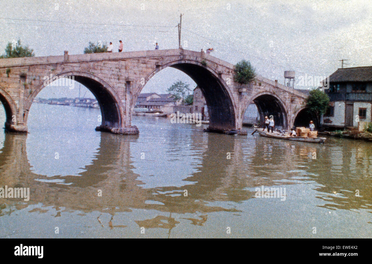 Dans Chujiajiao Fangsheng Brücke in der Provinz Qingpo, Chine 1960 er Jahre. Pont Fangsheng à Zhujiajiao dans Qingpo Province, Chine 1960. Banque D'Images