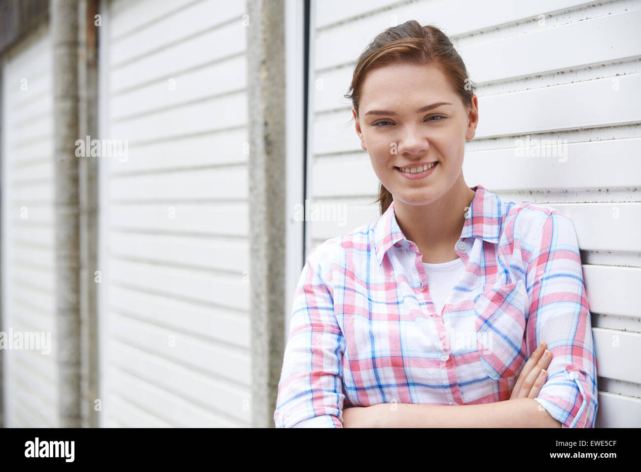 Portrait of Teenage Girl In Urban Setting Banque D'Images