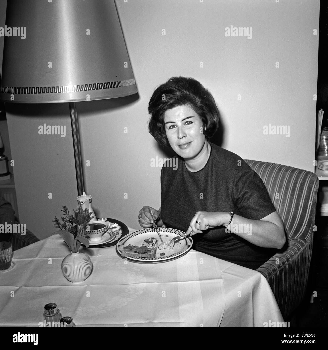 Österreichische Konzert- und Opernsängerin Gundula Janowitz en Hamburg, Deutschland 1960 er Jahre. Gundula Janowitz cantatrice autrichienne à Hambourg, Allemagne 1960. Banque D'Images