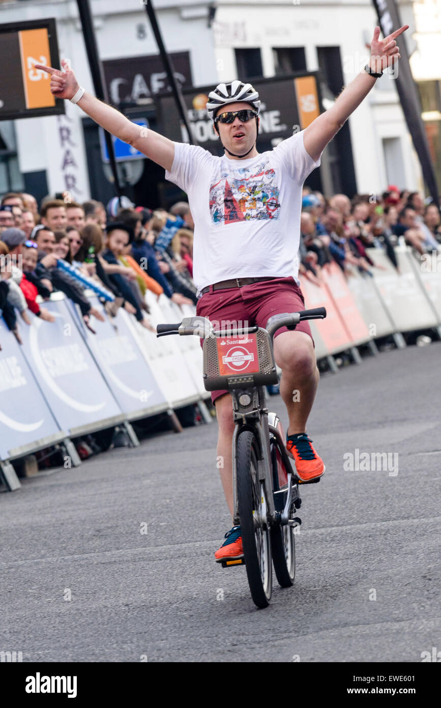 Les 15 minutes de course sur le Cycles Santander JUPITER LONDRES NOCTURNE le 06/06/2015 à Smithfield Market, Londres. L'événement a lieu de l'après-midi dans la nuit autour du marché de Smithfield circuit de course ce qui porte une combinaison de course amateur et d'élite - les favoris de la foule comme la course de vélo pliant et Penny Farthing course sera un prélude à l'élite masculine et féminine criteriums d'où notamment les champions olympiques et Tour de France des étoiles. Photo montre : . Photo par Julie Edwards Banque D'Images