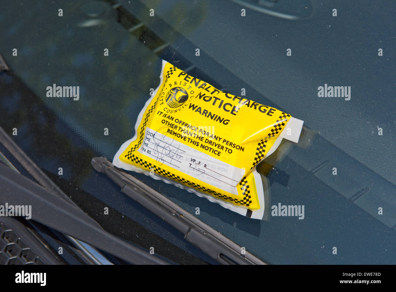 Ticket de parking (avis de pénalité) sur pare-brise de voiture, Bristol, Royaume-Uni Banque D'Images