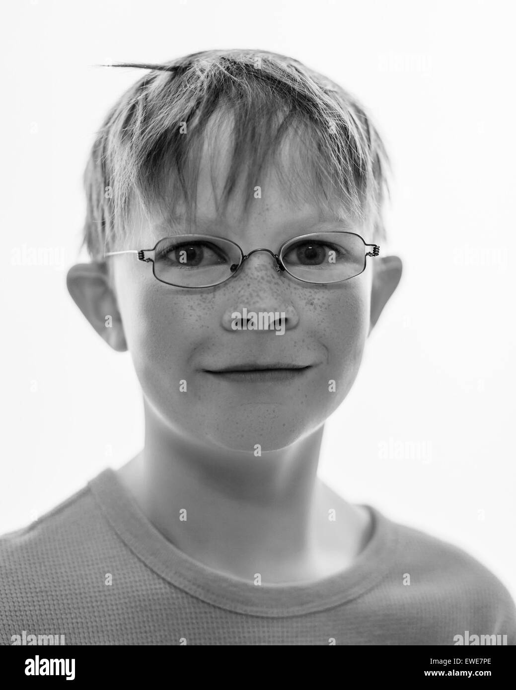 Portrait noir et blanc de 9 ans avec des lunettes d'Islande. Banque D'Images