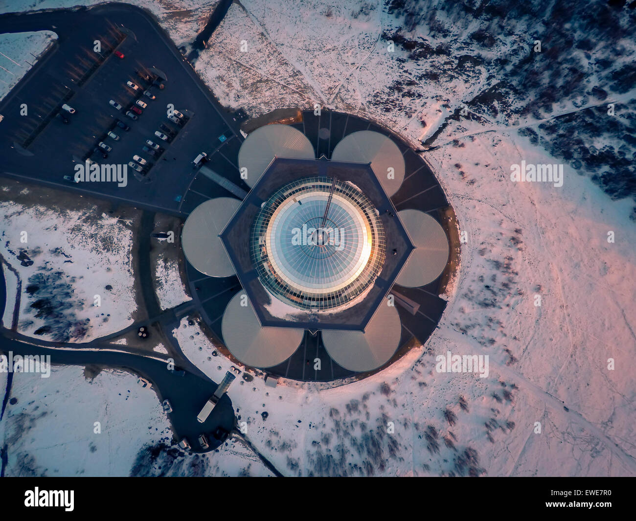 Vue de dessus de la perle (Perlan) tourné à l'aide d'un drone, Reykjavik, Islande. La perle est construit au sommet d'immenses tours d'eau. Banque D'Images Vue de dessus de la perle (Perlan) tourné à l'aide d'un drone, Reykjavik, Islande. La perle est construit au sommet d'immenses tours d'eau. Banque D'Images