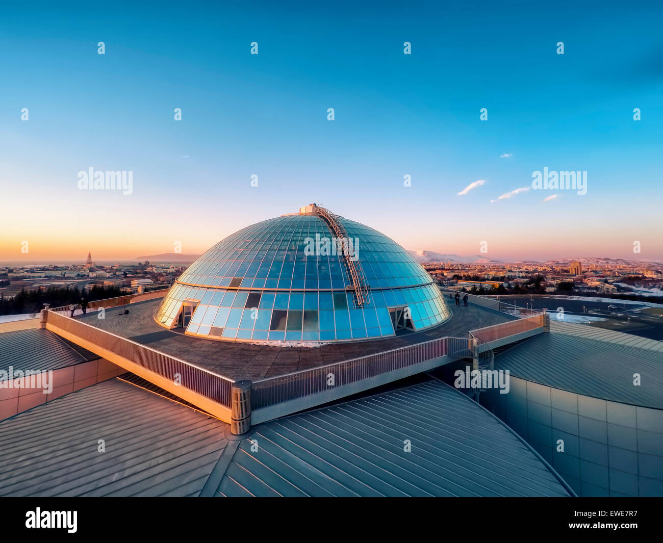 Vue de dessus de la perle (Perlan) tourné à l'aide d'un drone, Reykjavik, Islande. La perle est construit au sommet d'immenses tours d'eau. Banque D'Images Vue de dessus de la perle (Perlan) tourné à l'aide d'un drone, Reykjavik, Islande. La perle est construit au sommet d'immenses tours d'eau. Banque D'Images