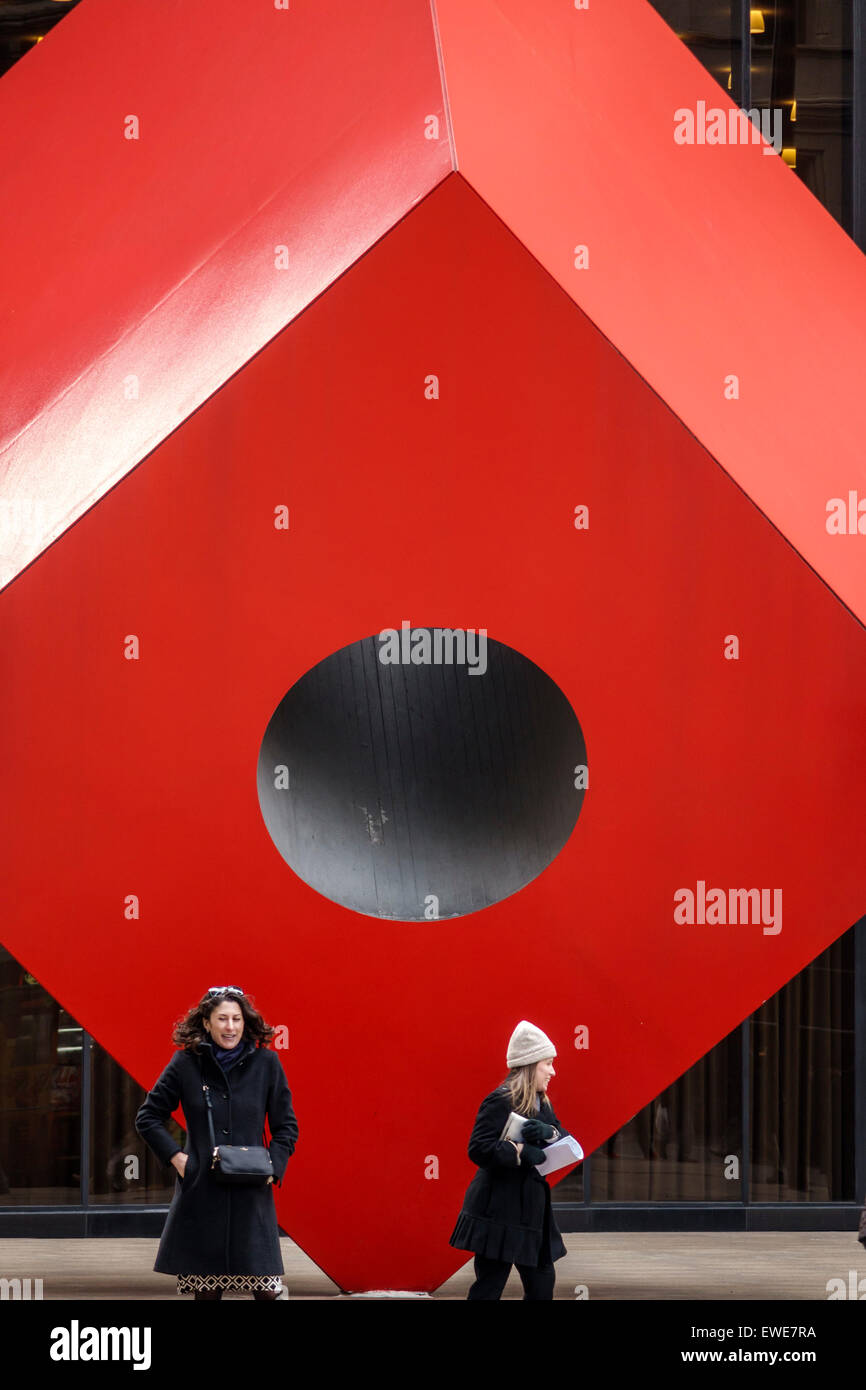 New York City,NY NYC,Northeast,Manhattan,Lower,Financial District,Isamu Noguchi,artiste,sculpteur,Red Cube,public art art art, les visiteurs voyagent Banque D'Images