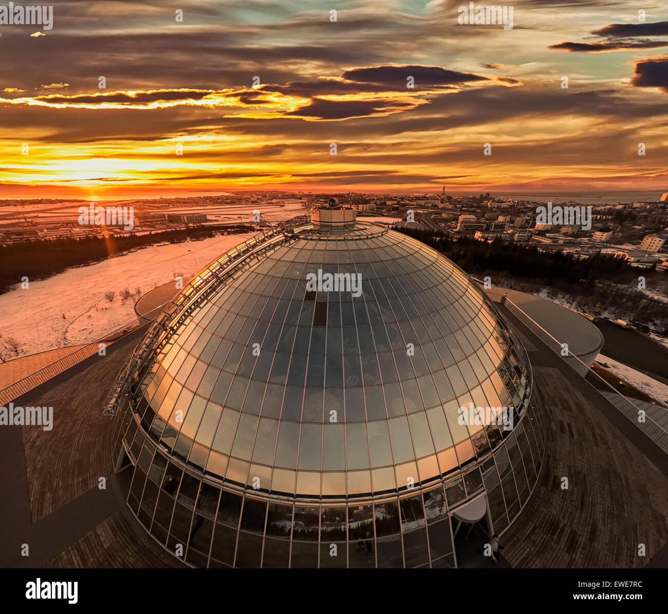 Vue de dessus de la perle (Perlan) tourné à l'aide d'un drone, Reykjavik, Islande. La perle est construit au sommet d'immenses tours d'eau. Banque D'Images Vue de dessus de la perle (Perlan) tourné à l'aide d'un drone, Reykjavik, Islande. La perle est construit au sommet d'immenses tours d'eau. Banque D'Images