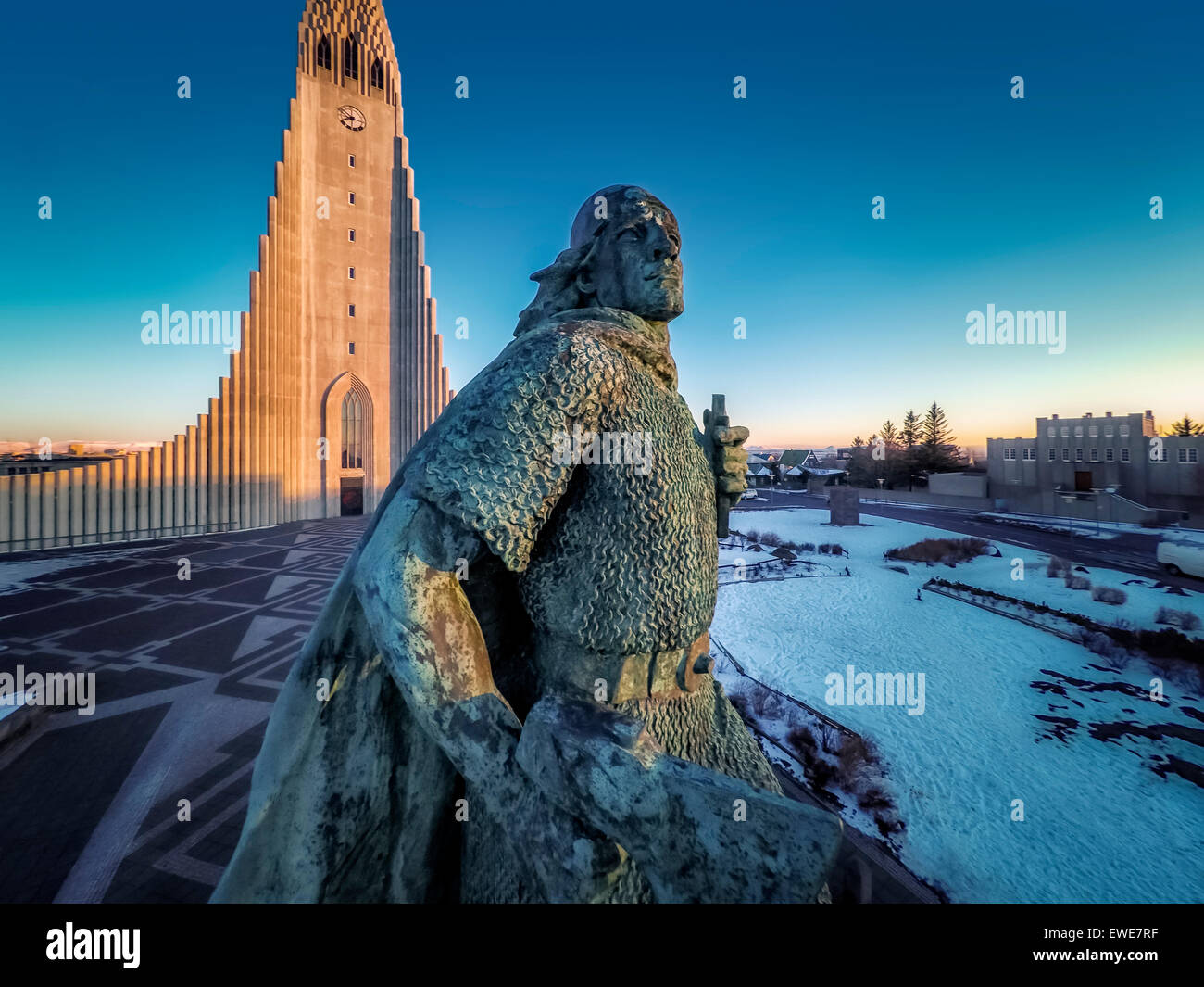 Leif Eriksson et de l'église Hallgrimskirkja, image produite à l'aide d'un drone, Reykjavik, Islande Banque D'Images