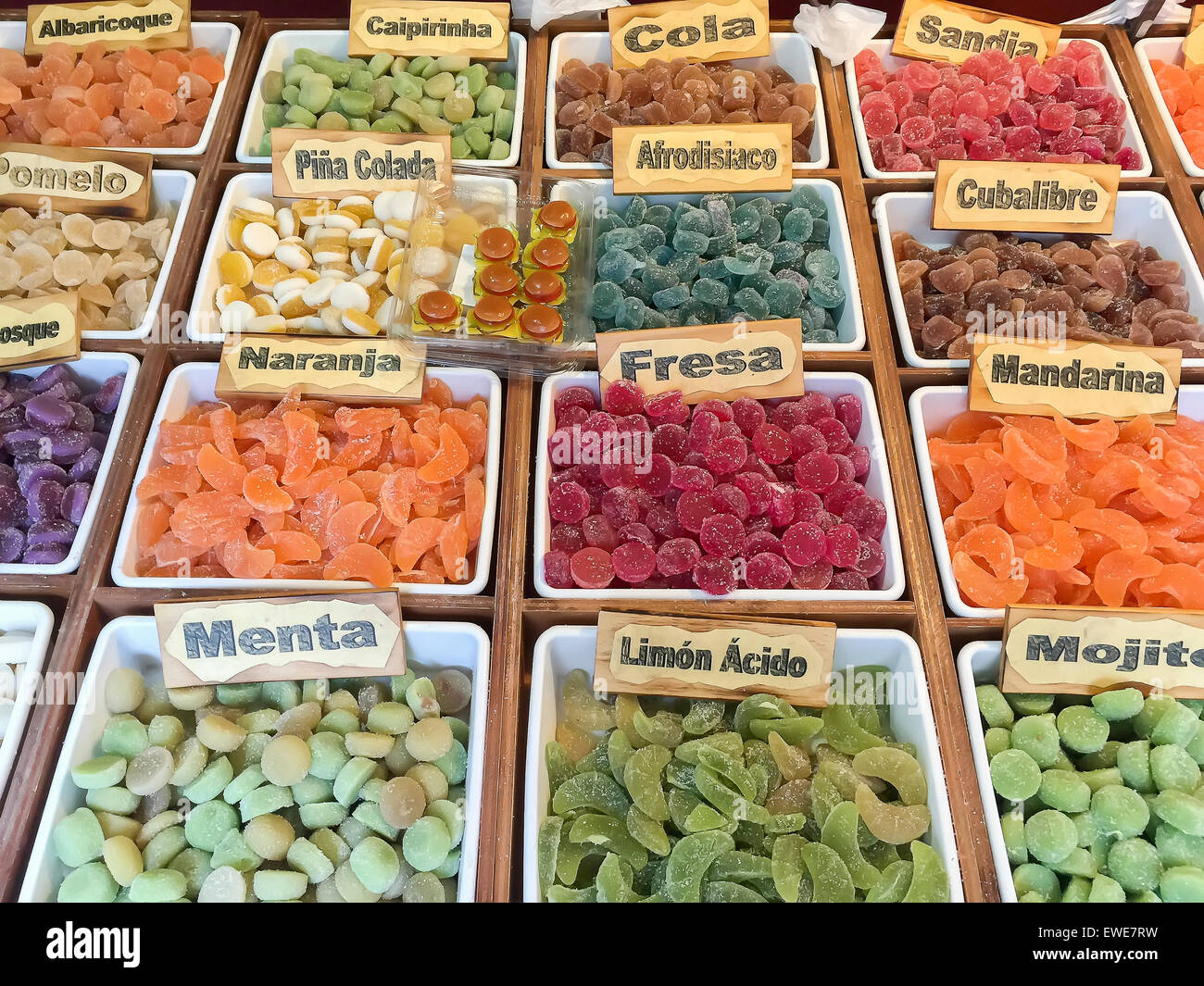 Assortiment de bonbons colorés à vendre dans des bacs, Alicante, Espagne Banque D'Images