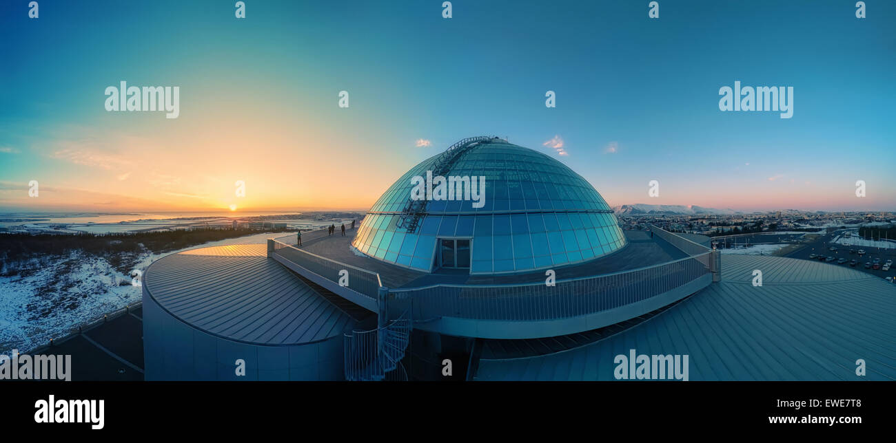 Vue de dessus de la perle (Perlan) tourné à l'aide d'un drone, Reykjavik, Islande. La perle est construit au sommet d'immenses tours d'eau. Banque D'Images Vue de dessus de la perle (Perlan) tourné à l'aide d'un drone, Reykjavik, Islande. La perle est construit au sommet d'immenses tours d'eau. Banque D'Images