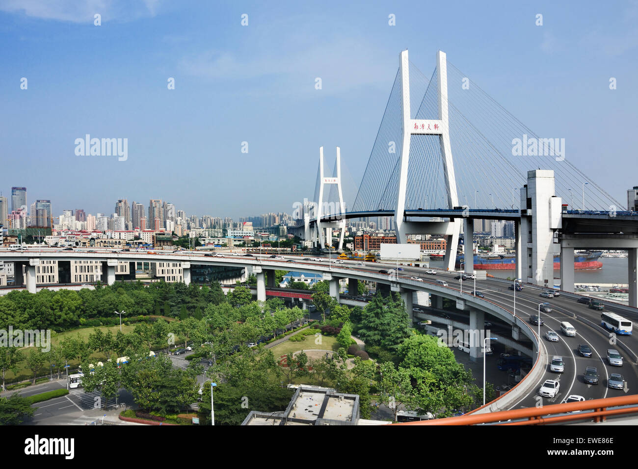 Les toits de Shanghai, République populaire de Chine Chinese Bridge River Banque D'Images