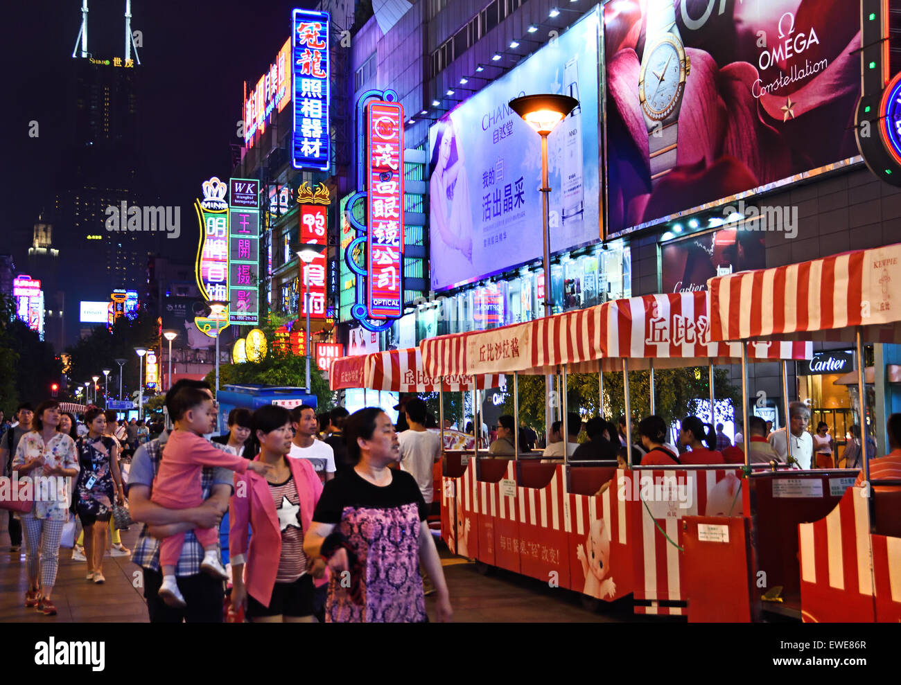 Vue de la nuit de Nanjing East Road ( néons allumés sur ) Le street est la principale rue commerçante de la ville. Shanghai Chine chinois ( Visiteurs à Nanjing Road. Principale rue commerçante de Shanghai. (L'un des plus achalandés du monde ) ( soir nuit lumière néon billboard ) Banque D'Images