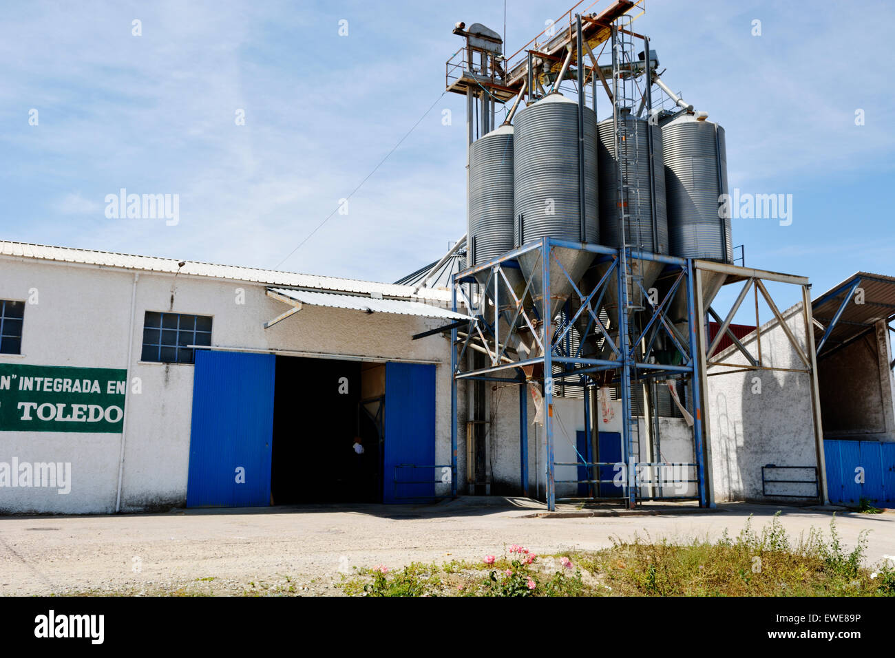 Centre de traitement du grain avec la distribution des ressources alimentaires silos, ville de Frigiliana, Espagne. Les tiges du bas pour distribuer charger Banque D'Images