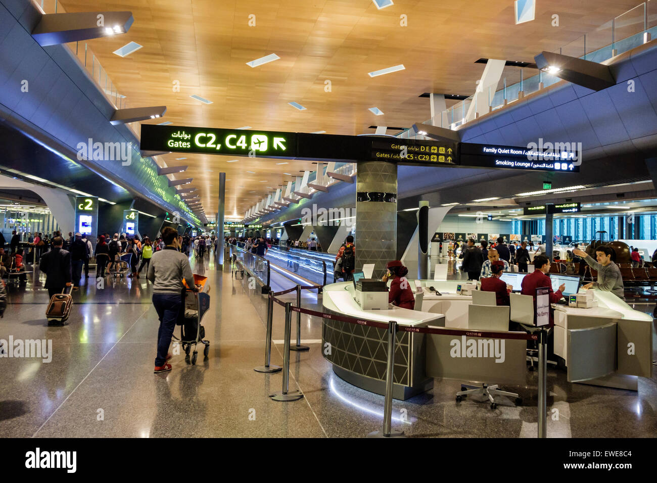 Qatar, Doha, Moyen-Orient, est, aéroport international de Hamad, DOH, terminal, hall, zone d'embarquement, intérieur, service d'assistance, anglais arabe, Banque D'Images