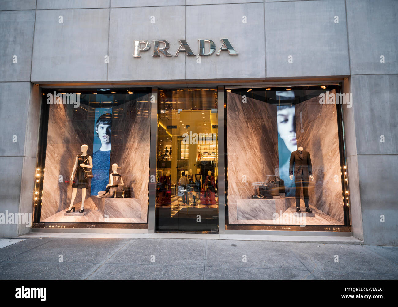 Le magasin Prada sur la cinquième avenue à new york est vu le mardi, 16  juin, 2015. Les produits de luxe comme parada, Louis Vuitton et Gucci  voient un changement dans les