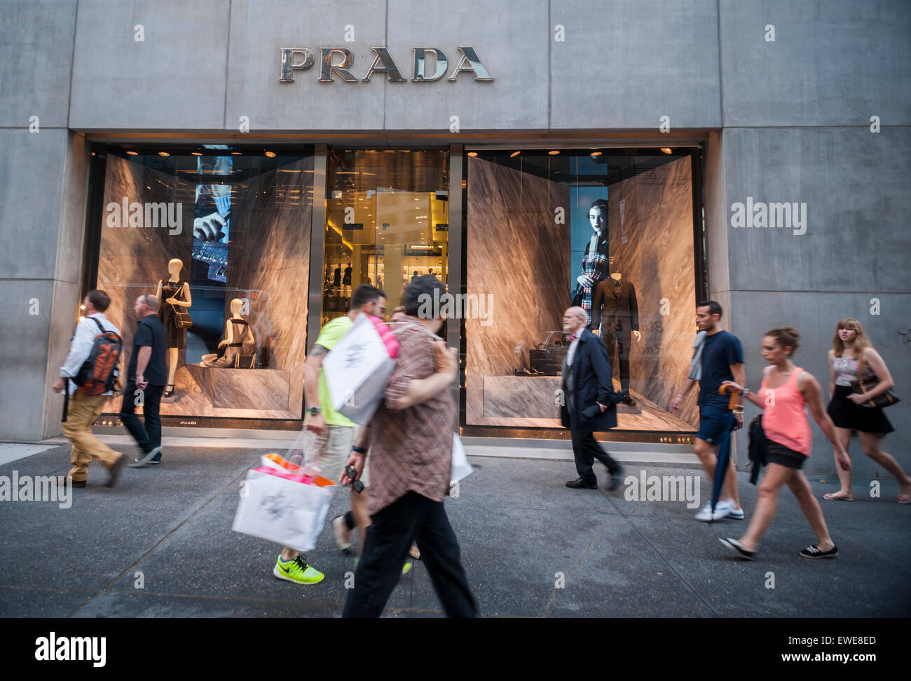 Le magasin Prada sur la Cinquième Avenue à New York est vu le Mardi, 16 juin, 2015. Les produits de luxe comme Parada, Louis Vuitton et Gucci voient un changement dans les habitudes d'achat de mode haut de gamme remarquable de plus unique, le logo-moins et sur mesure pour les achats. (© Richard B. Levine) Banque D'Images