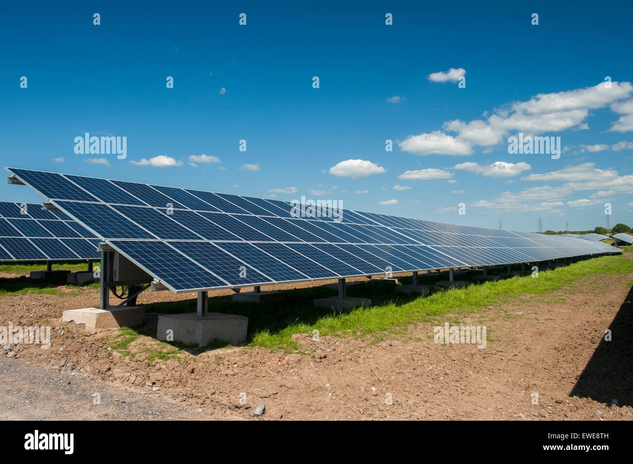 Ferme solaire dans la région de Cumbria. Couverture panneaux plus de 80 acres de terres pour produire de l'énergie verte au pâturage ferme près d'Aspatria. UK Banque D'Images