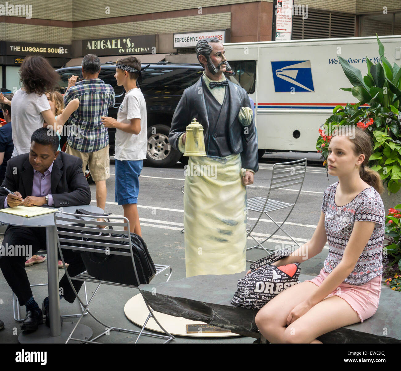 Oeil du spectateur par l'artiste Steward Johnson sur les esplanades piétonnes dans le Broadway Garment District à New York le lundi 22 juin, 2015. Dix-huit grandeur nature peint bronze sculptures de Johnson grace la plazas, certains d'emblématique et d'autres photos des gens ordinaires de faire des choses de tous les jours. L'exposition sera présentée jusqu'au 15 septembre. (© Richard B. Levine) Banque D'Images