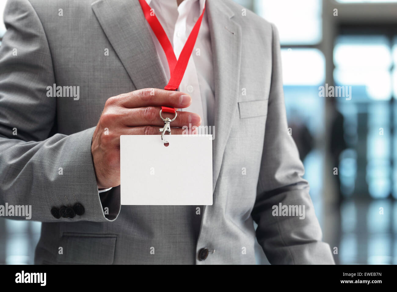 Businessman holding blank badge Banque D'Images