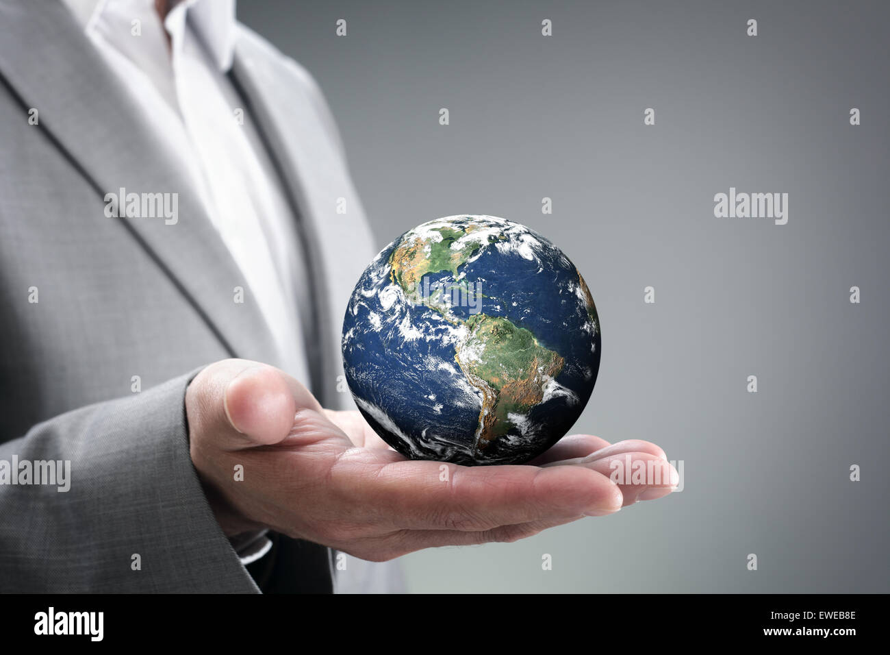 Businessman holding le monde dans ses mains Banque D'Images