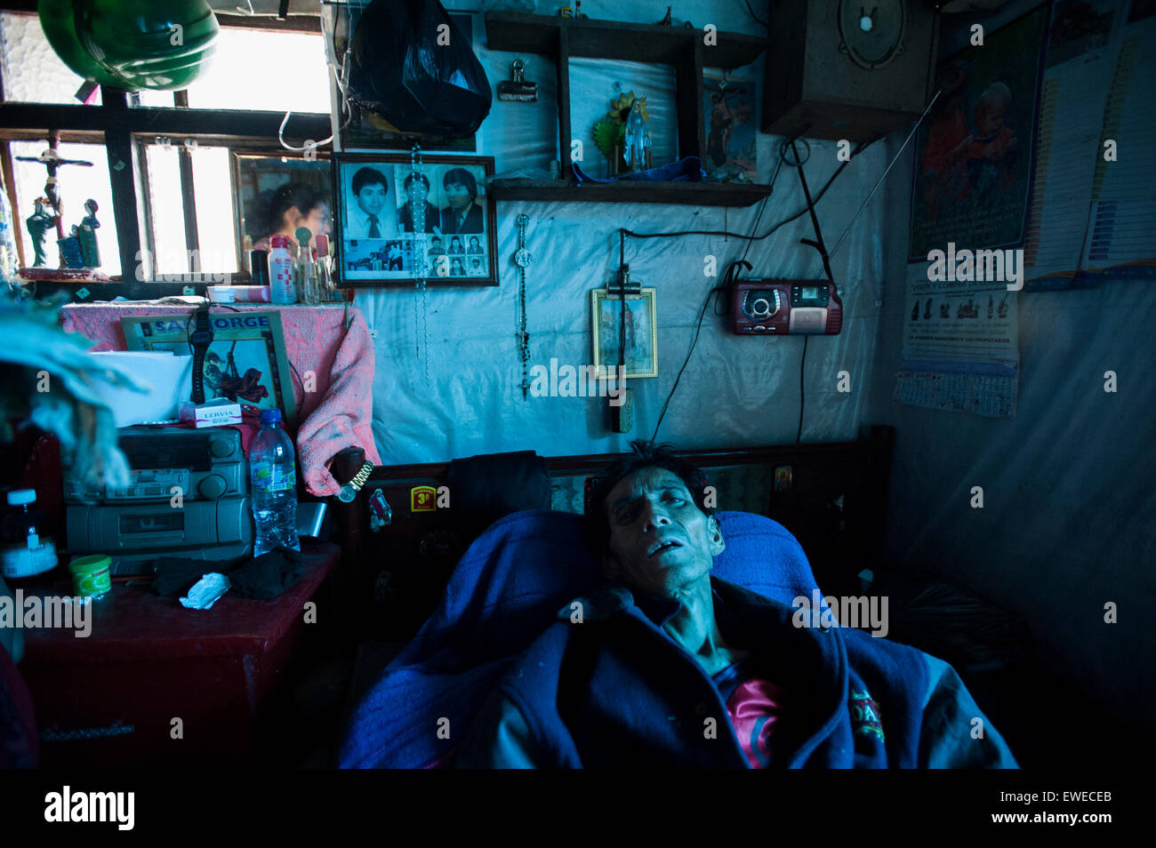 Un homme qui autochtones mayas est malade au lit à la maison à San Jorge La Laguna, Solola, Guatemala. Banque D'Images