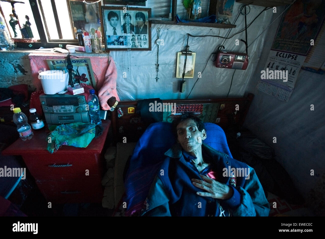 Un homme qui autochtones mayas est malade au lit à la maison à San Jorge La Laguna, Solola, Guatemala. Banque D'Images