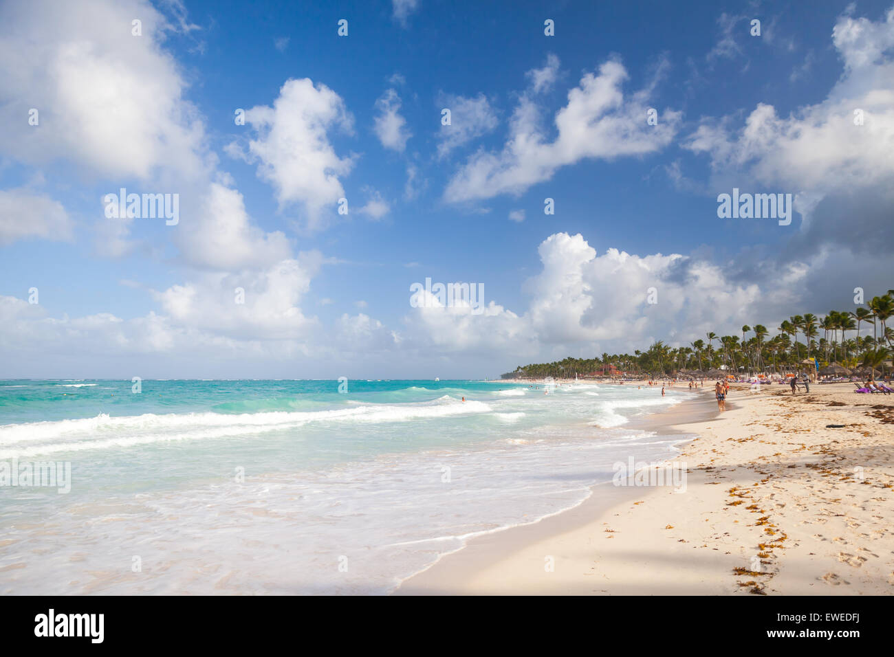 Punta Cana, République dominicaine - le 13 janvier 2015 : paysage des Caraïbes côtières. Côte de l'océan Atlantique, plage de sable avec des touristes Banque D'Images