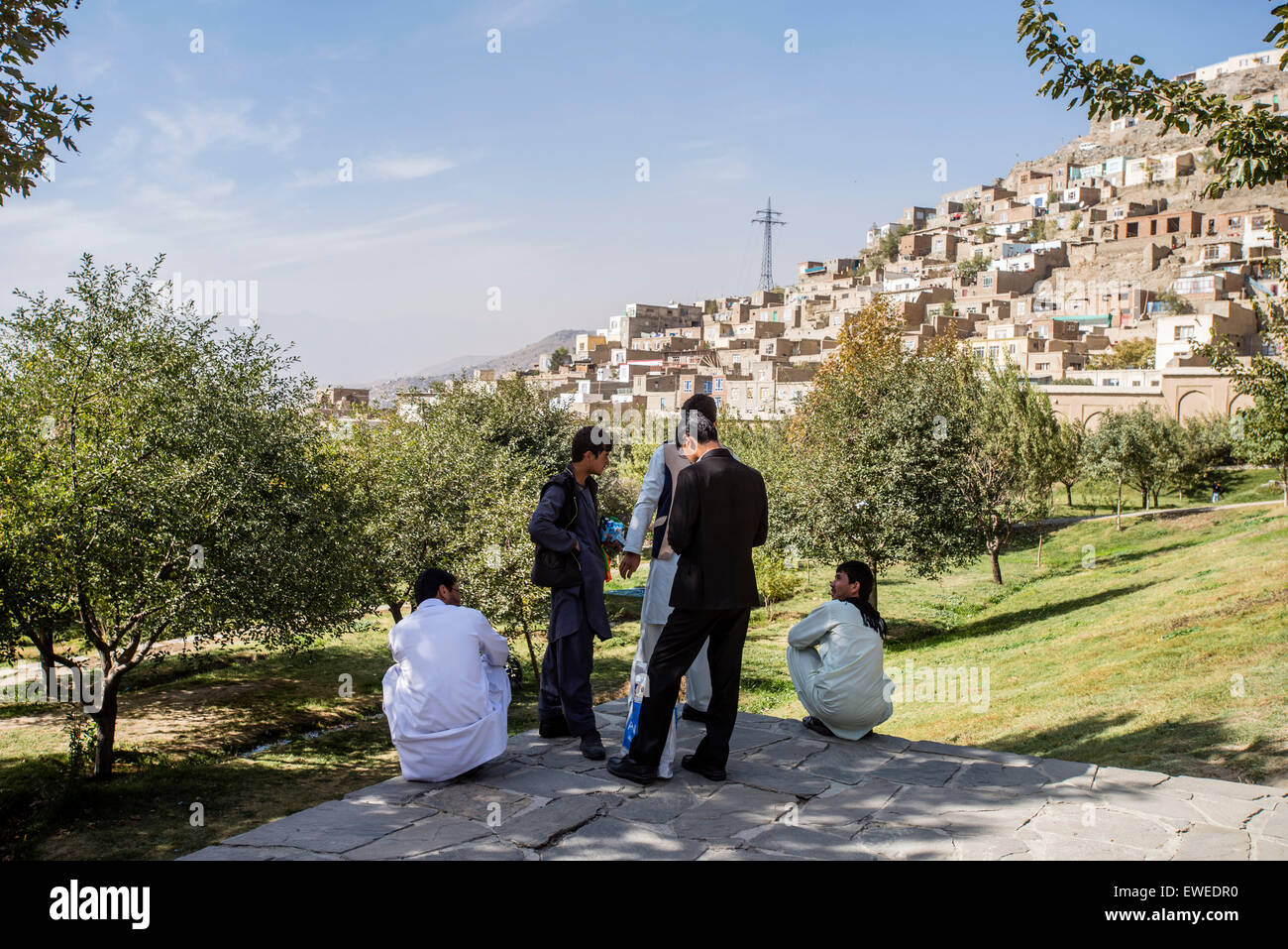 Jeunesse afghane reste dans le jardin de Babur, Kaboul, Afghanistan Banque D'Images