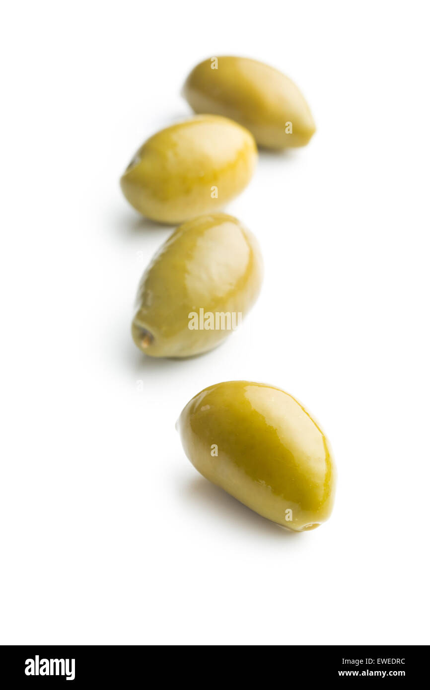 Olives vertes sur fond blanc Banque D'Images