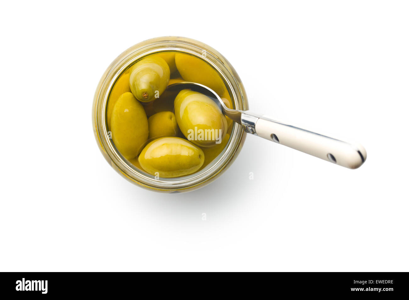 Dans le bocal d'olives vertes sur fond blanc Banque D'Images