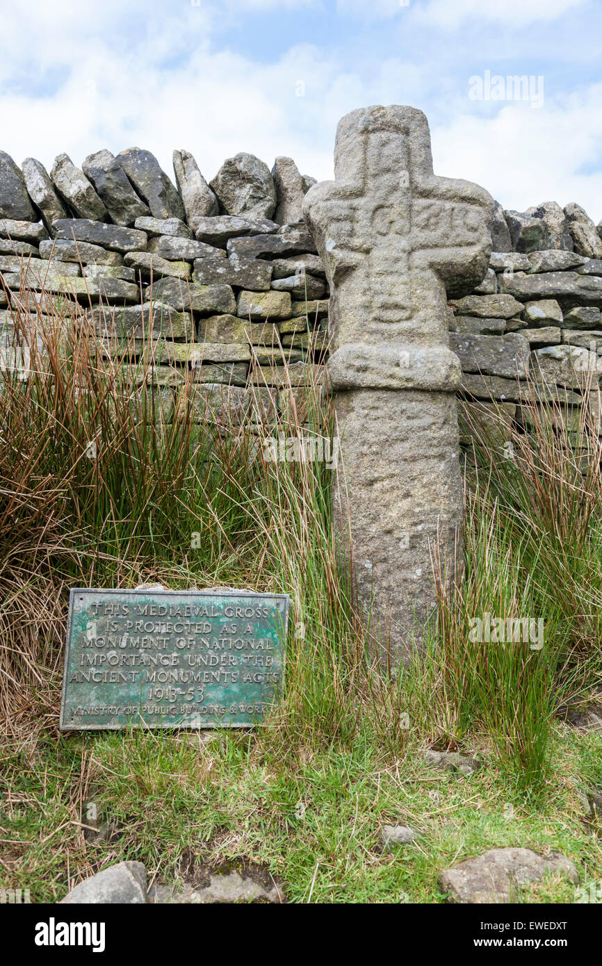 Edale Croix, une croix de pierre médiévale, protégée en tant que monument historique national. Peak District, Derbyshire, Angleterre, Royaume-Uni. Banque D'Images