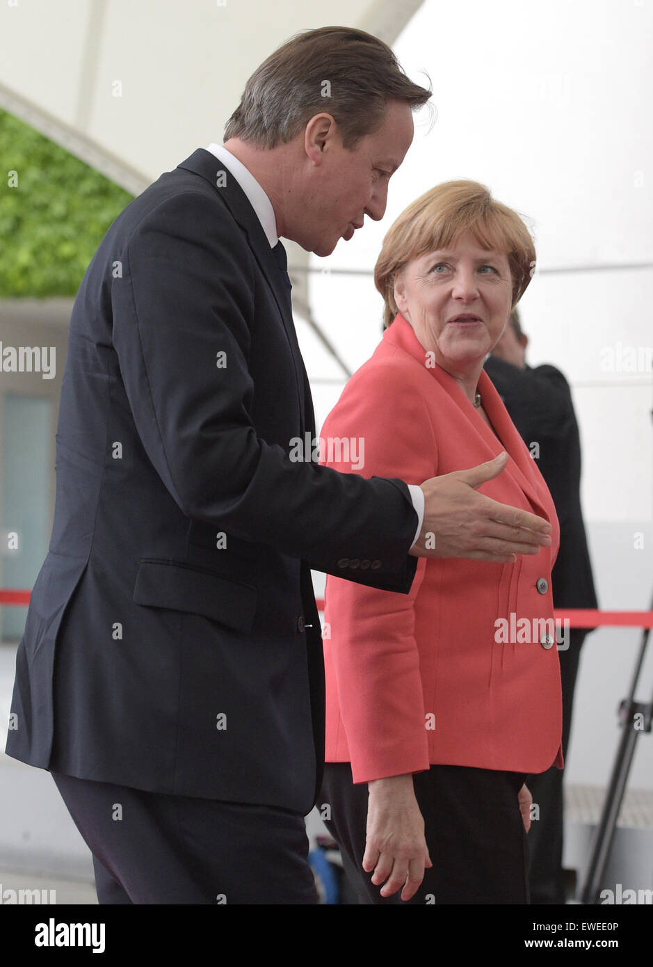 Berlin, Allemagne. 24 Juin, 2015. La chancelière allemande Angela Merkel reçoit le Premier ministre britannique, David Cameron, pour des entretiens politiques au cours de la visite d'Etat de la reine Elizabeth II à l'Allemagne à Berlin, Allemagne, 24 juin 2015. PHOTO : RAINER JENSEN/dpa/Alamy Live News Banque D'Images