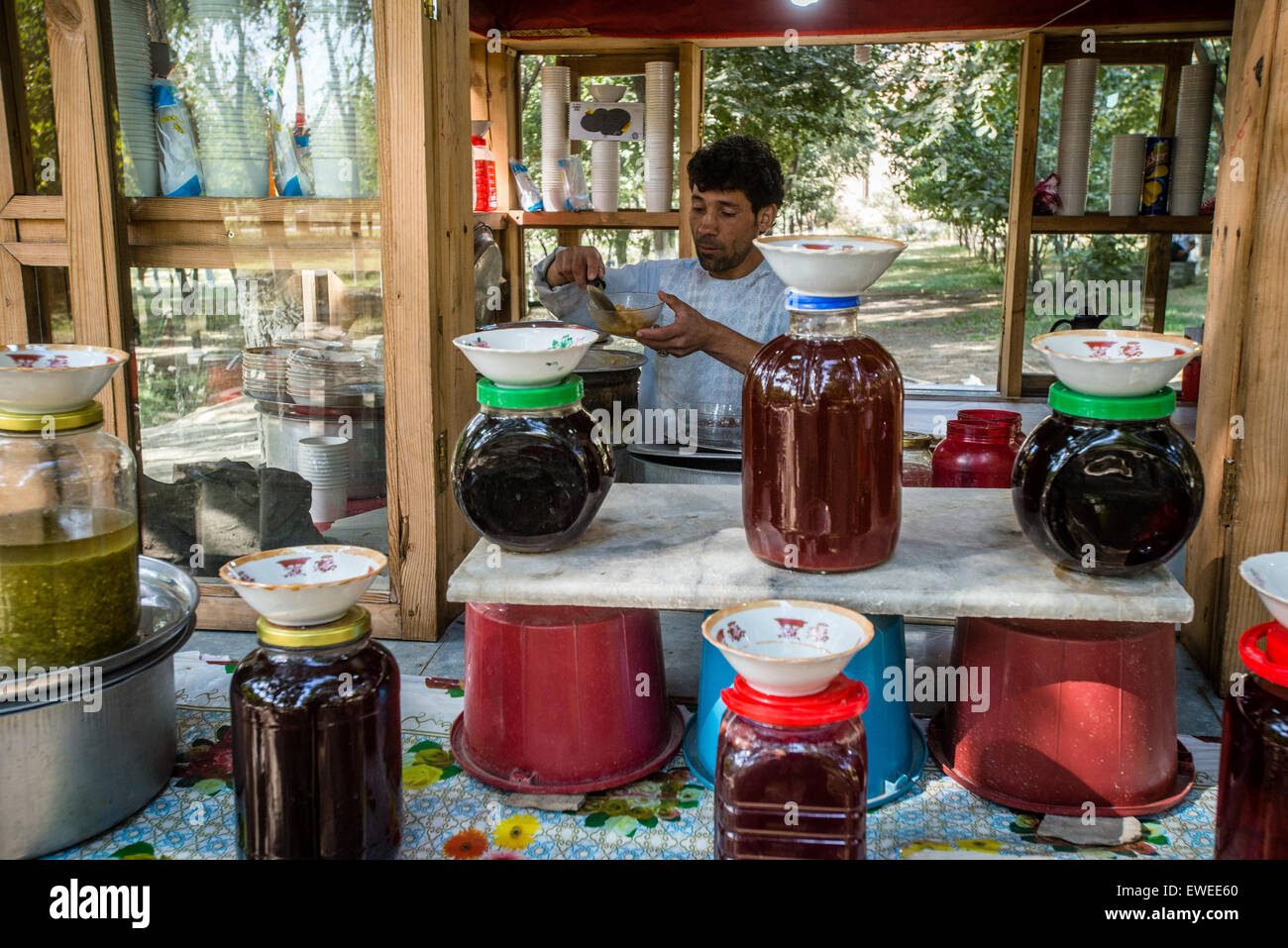 L'homme, la préparation et la vente traditionnelle soupe de pois chiche, souvent consommés comme collation, dans le jardin de Babur, Kaboul, Afghanistan Banque D'Images