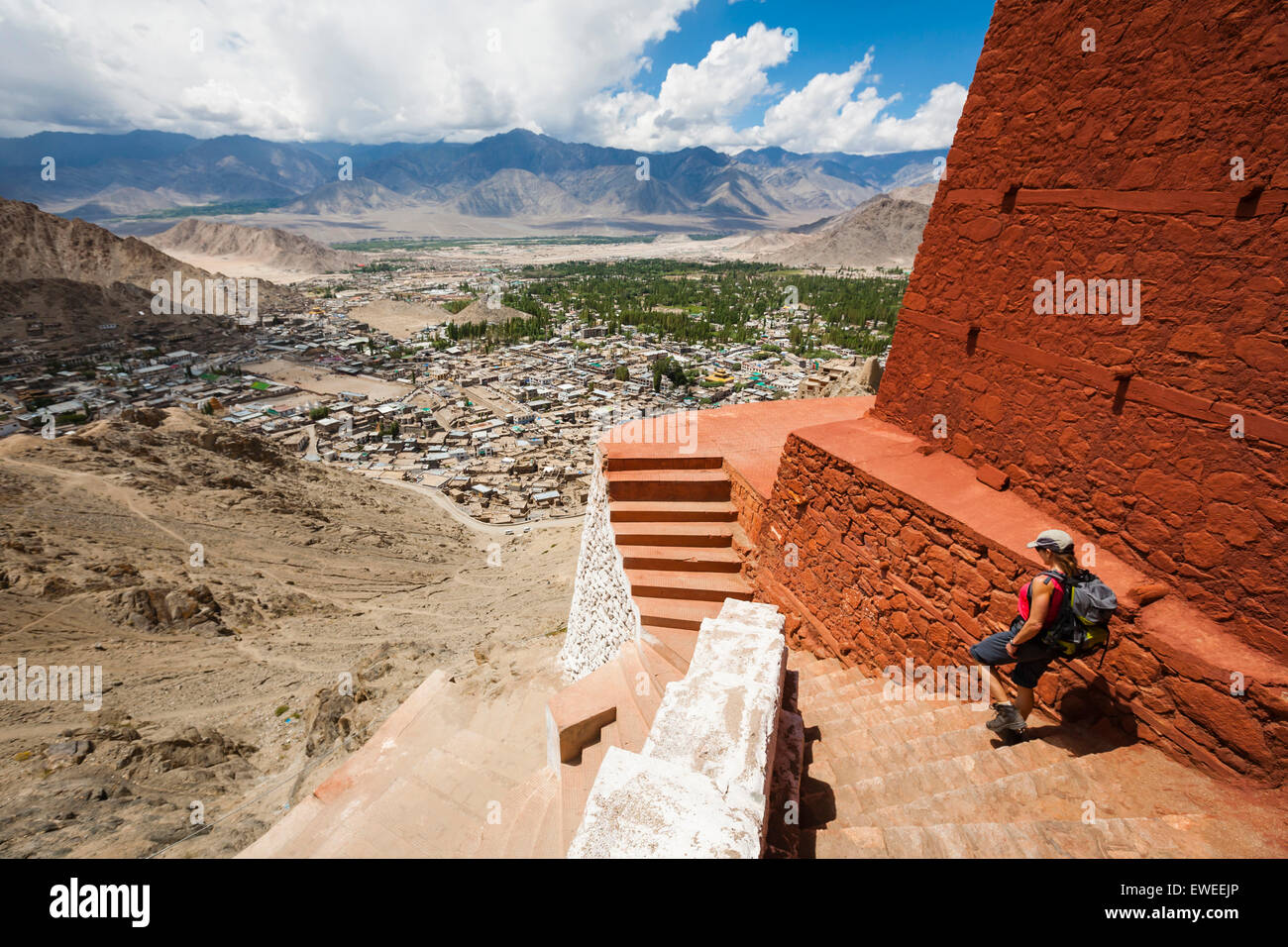 Une femme est walking down steps en dehors de Tsemo Gompa, Leh, Ladakh, Inde. Banque D'Images