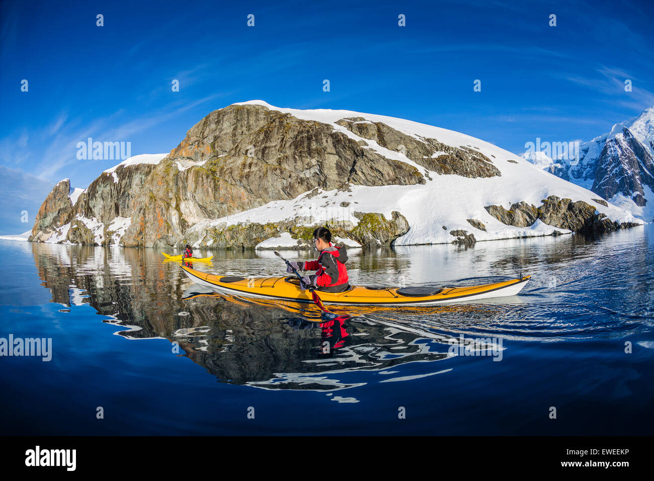 Deux personnes sont le kayak de mer dans la région de Paradise Harbour, péninsule Antarctique, l'Antarctique. Banque D'Images