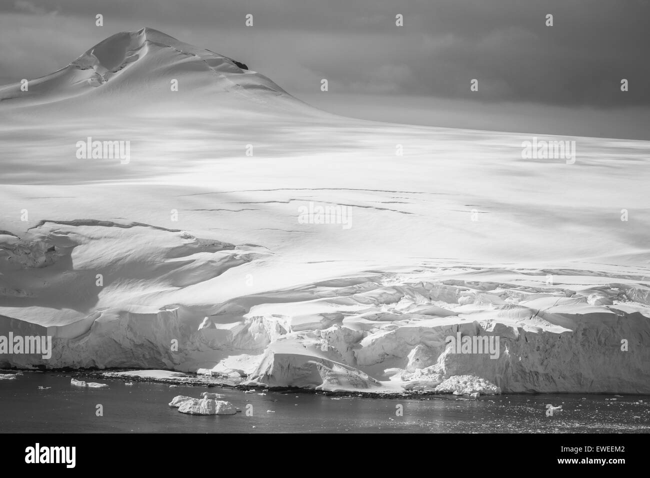 Paysage de montagne, Cierva Cove, péninsule Antarctique, l'Antarctique. Banque D'Images