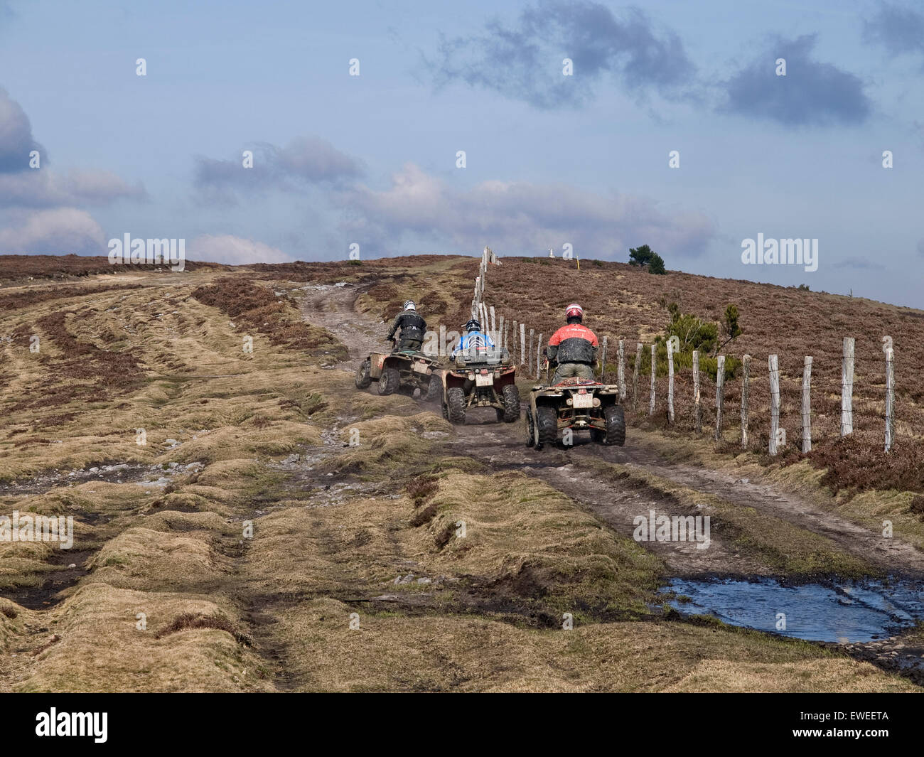 Trois quads off road circulant sur une journée ensoleillée. L'Espagne. Banque D'Images